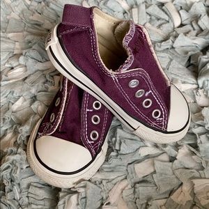 Kid’s maroon Converse All-⭐️